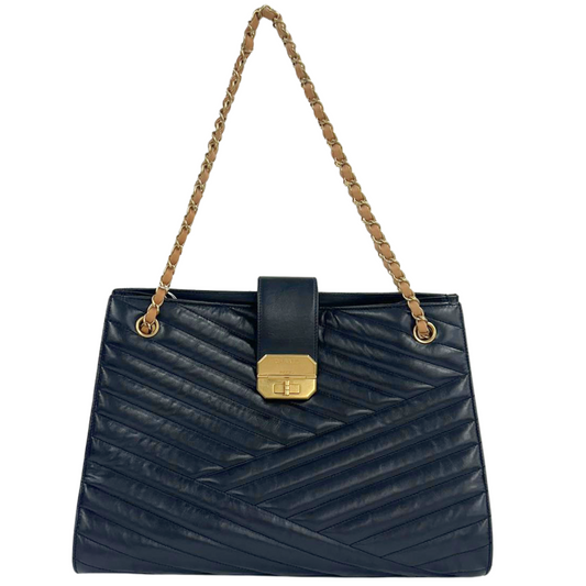 CHANEL<br> Schultertasche aus Lammleder mit Kette