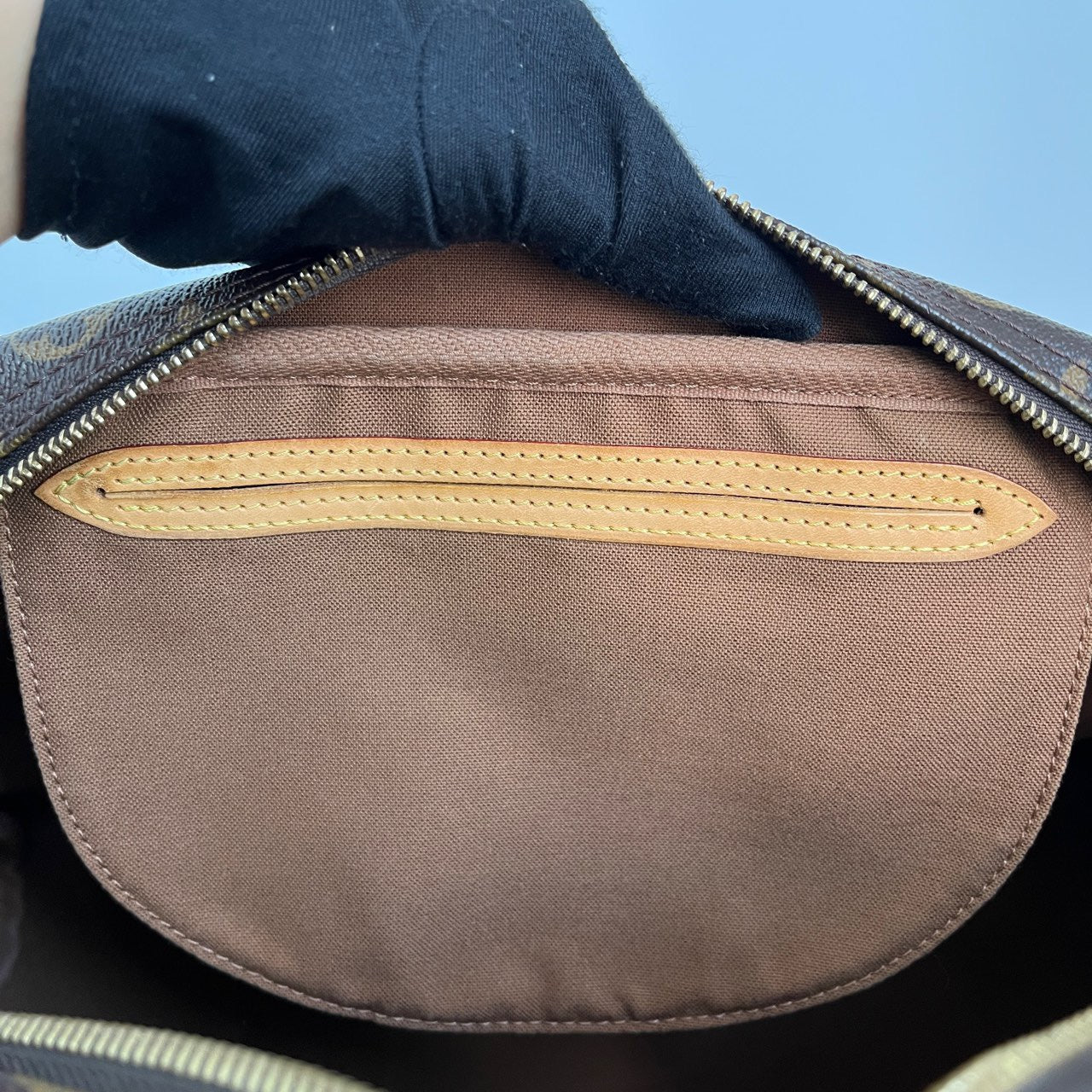 LOUIS VUITTON<br>Shoulder Bag
