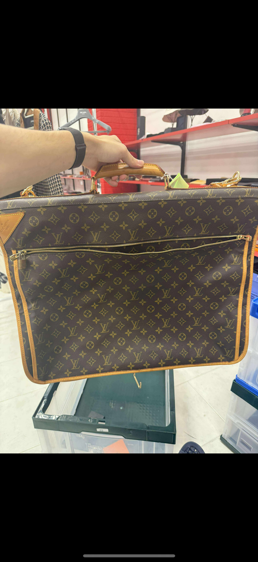 your select Lv bag and 2 chain