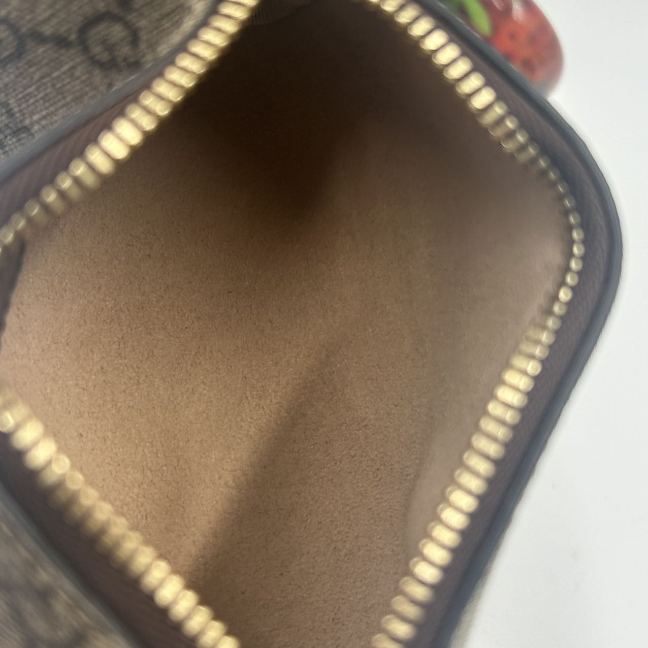 GUCCI<br>GG Supreme Monogram Strawberry Pouch