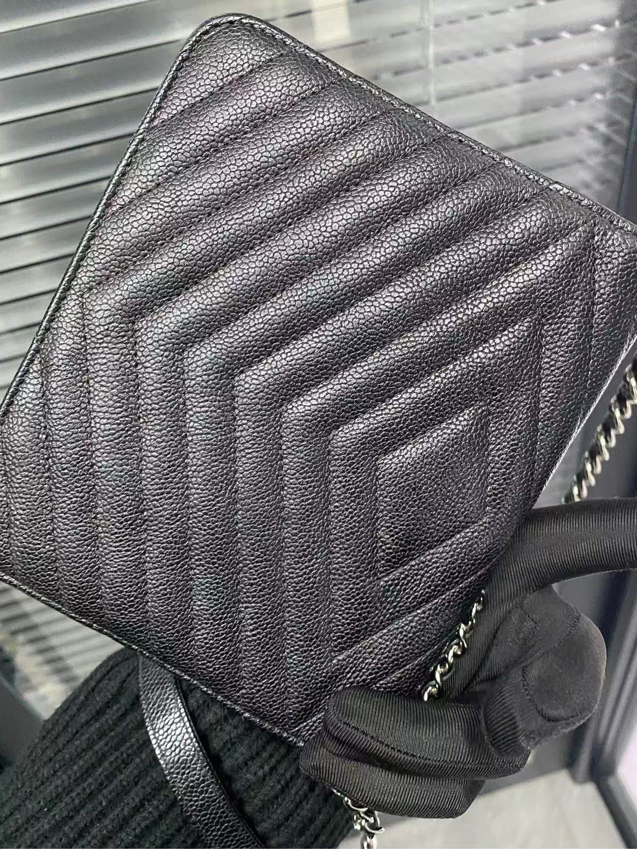 CHANEL<br> Chevron Wallet On Chain