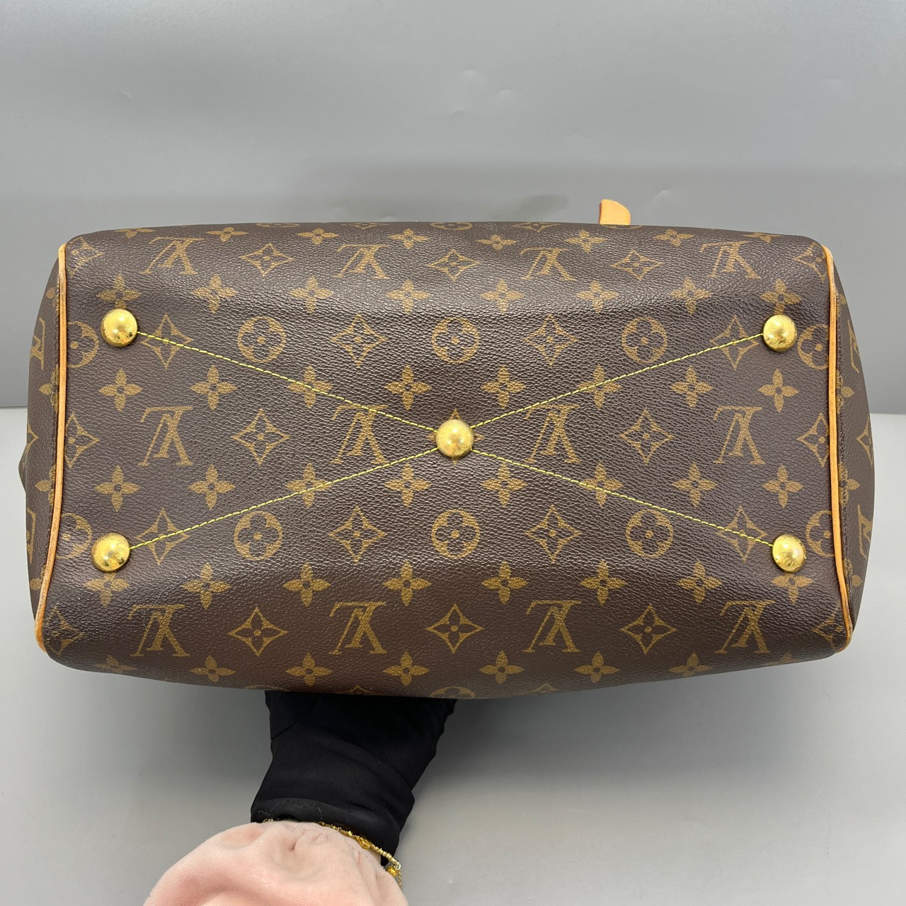 LOUIS VUITTON<br>hand bag