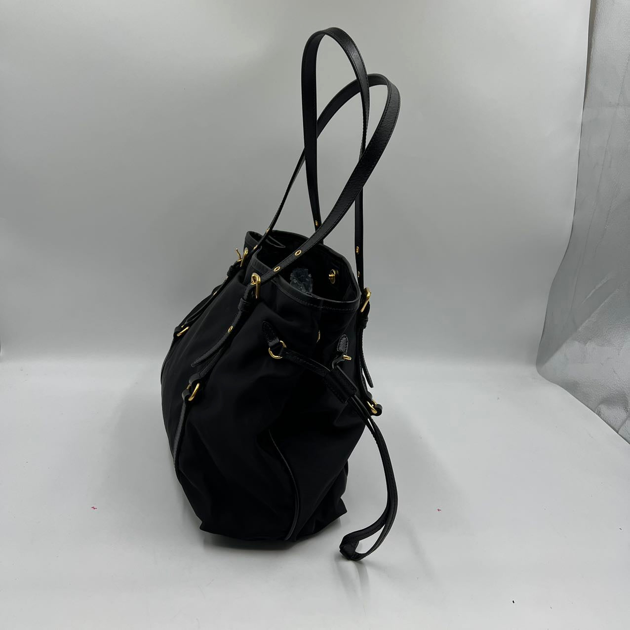 PRADA<br> Tragetasche aus Nylon in Schwarz