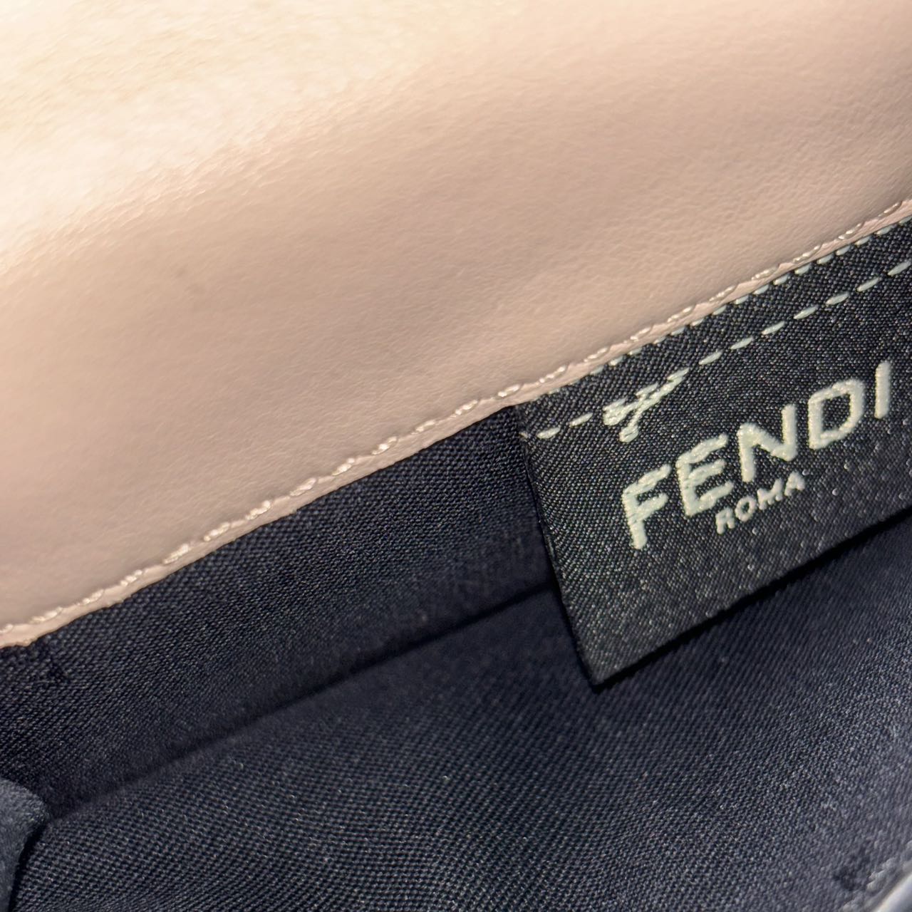 FENDI<br> Portefeuille micro-compact