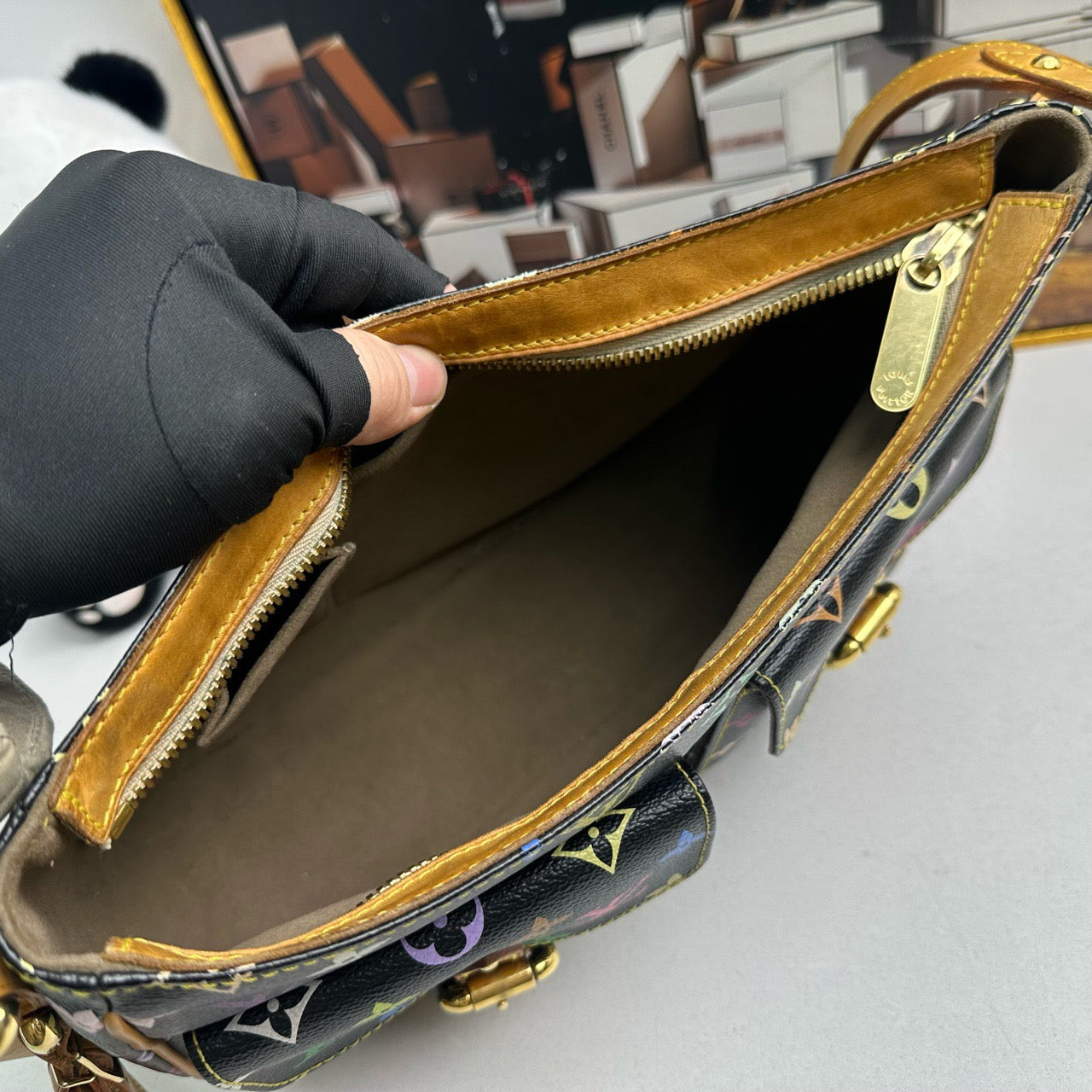 LOUIS VUITTON<br>Crossbody Bag