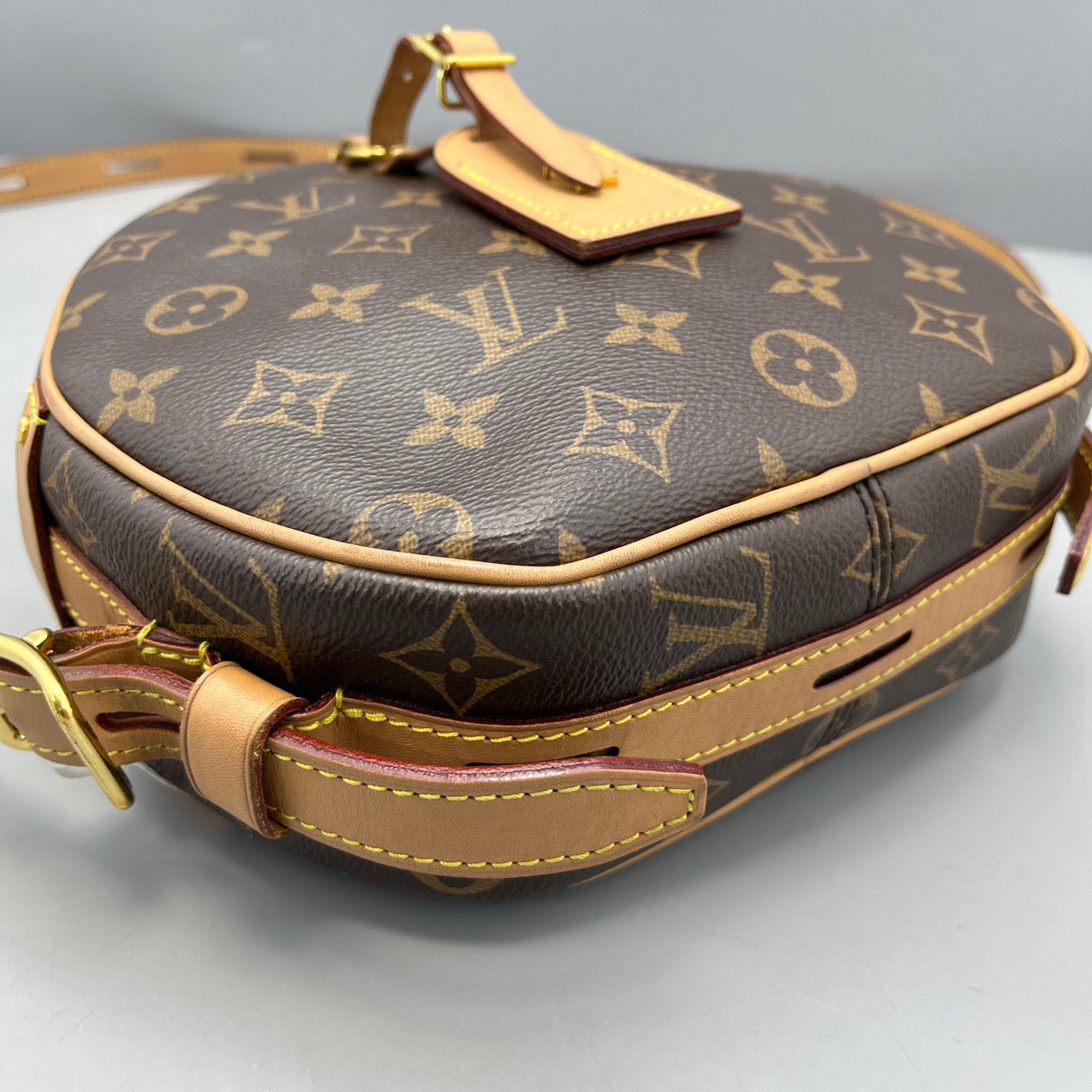 LOUIS VUITTON<br>Shoulder Bag