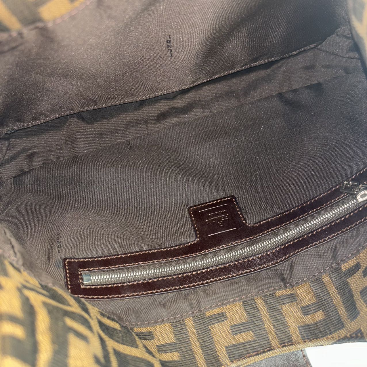 FENDI<br> Zucca Baguette Ledertasche