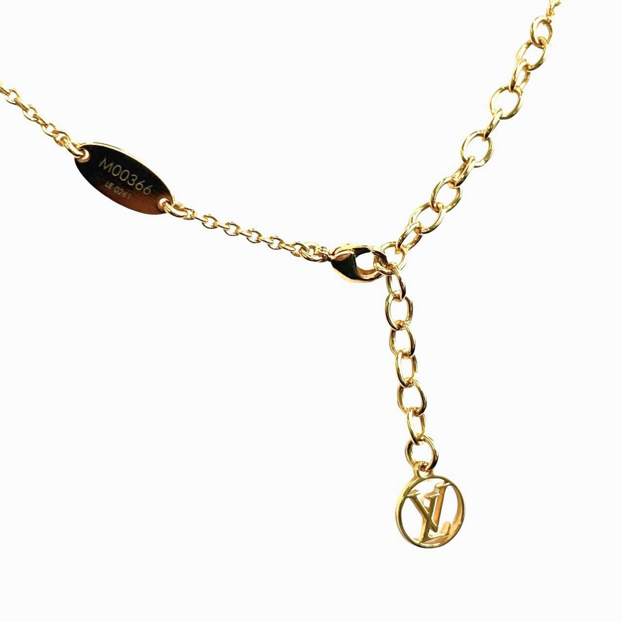 LOUIS VUITTON <br> Essential V Necklace