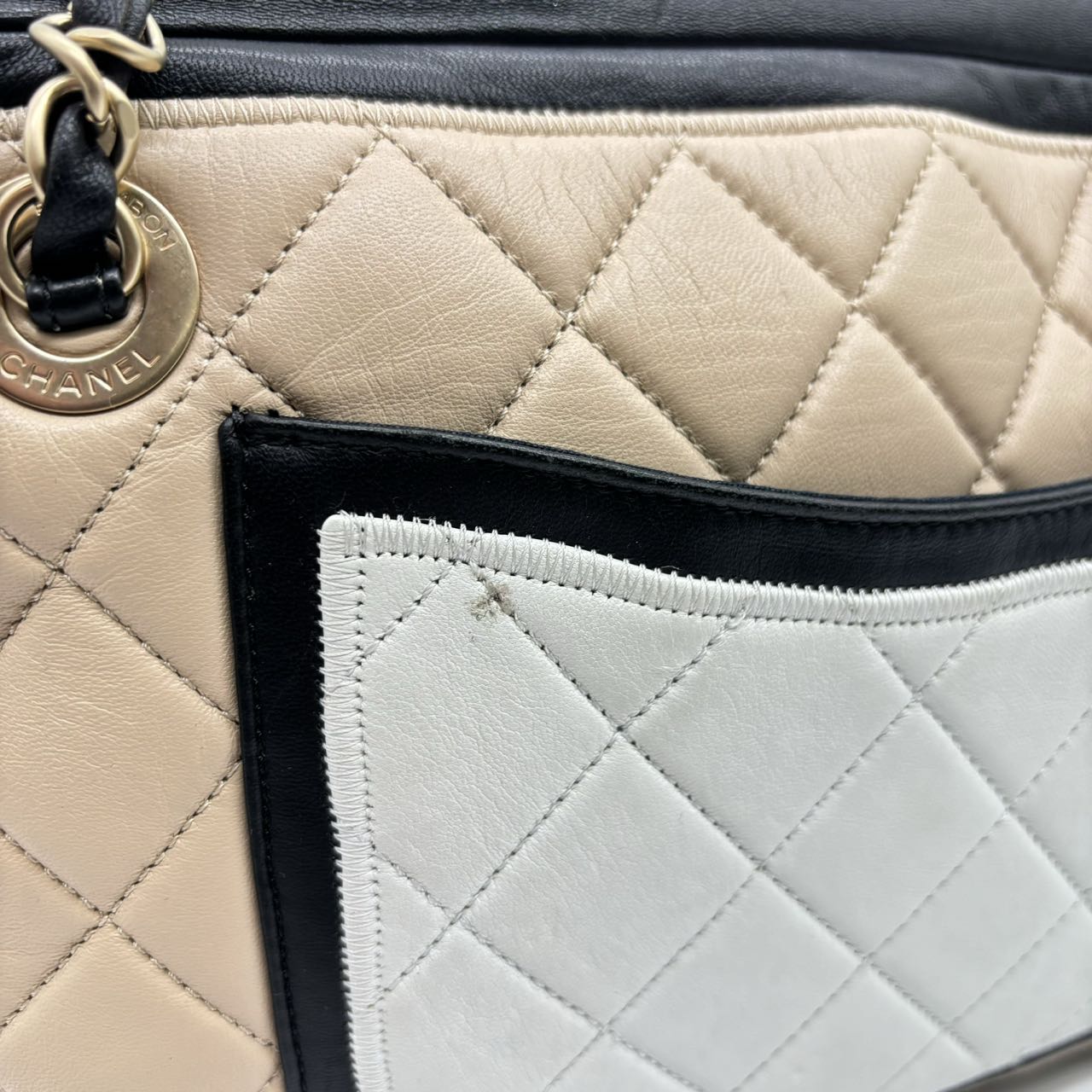 CHANEL<br> Schultertasche mit grafischem Muster für die Kamera