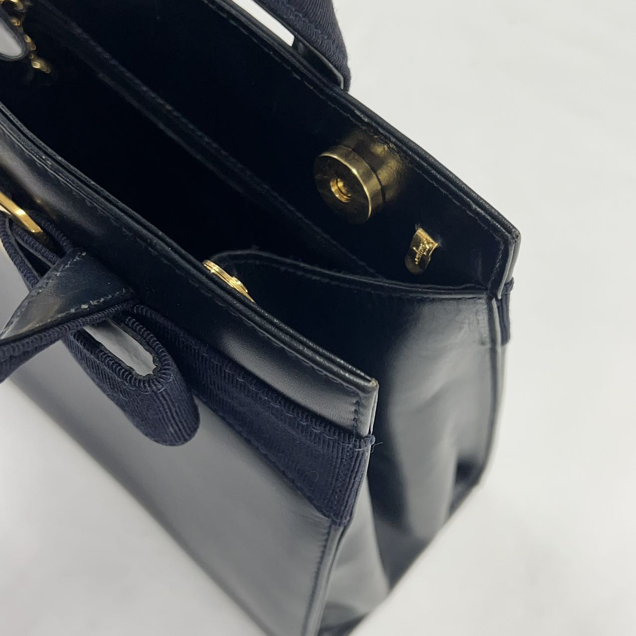 FERRAGAMO<br>Hand Vara Navy Leather