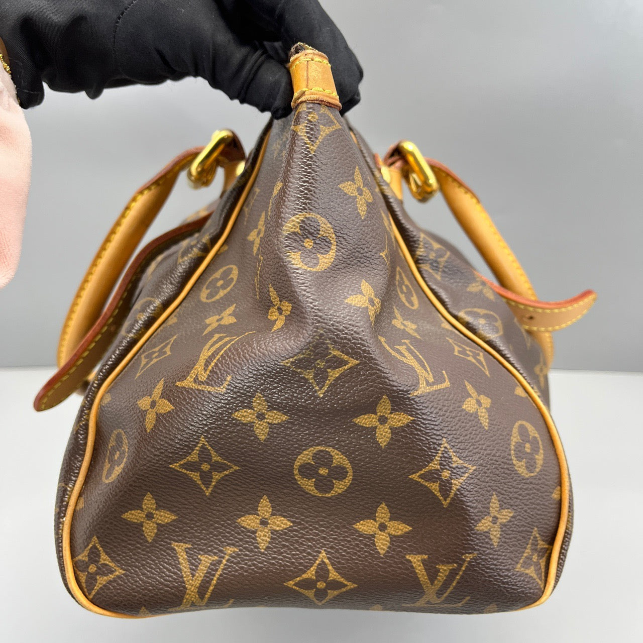 LOUIS VUITTON<br>hand bag