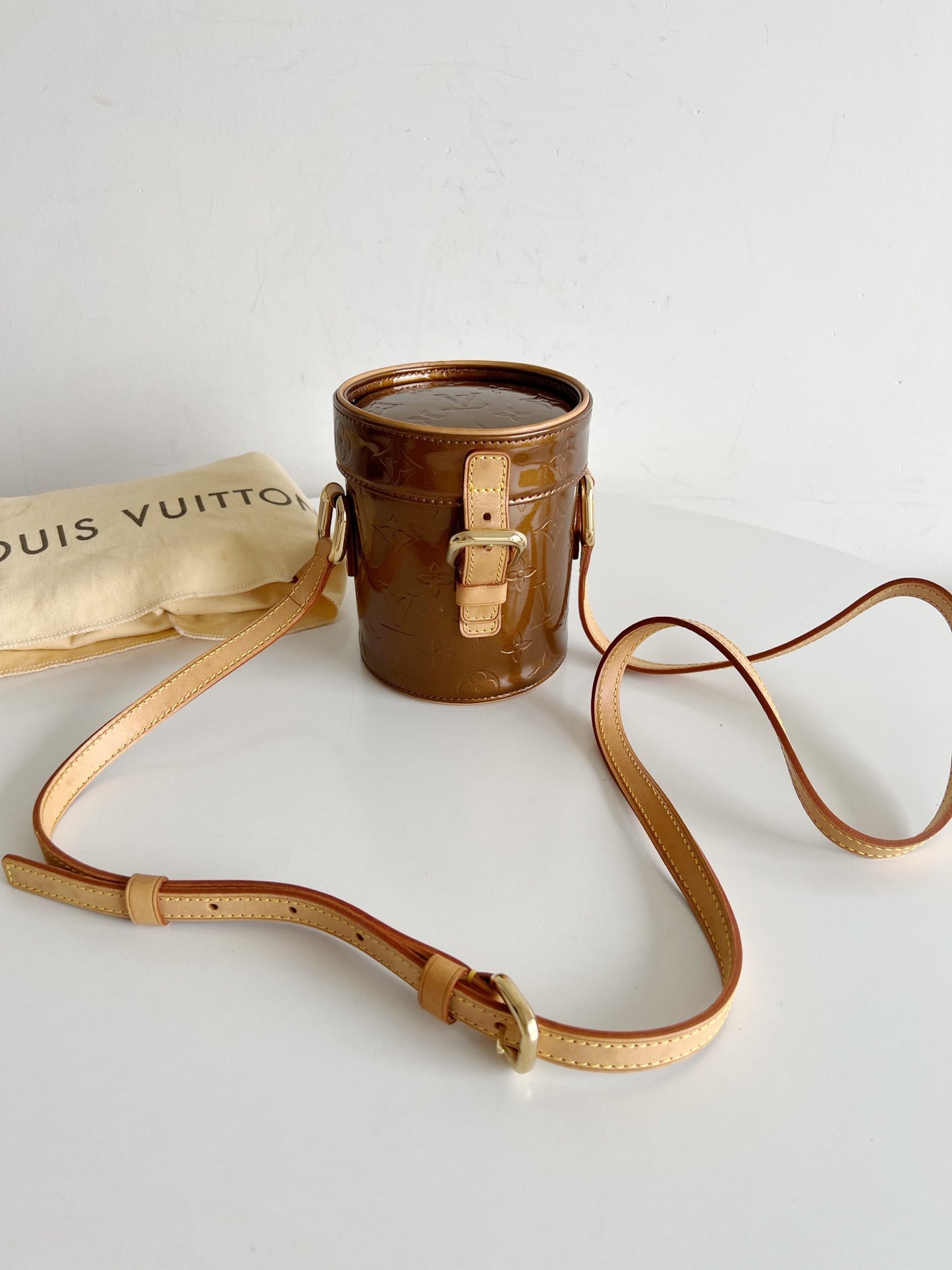 LOUIS VUITTON <br> Crossbody Bag