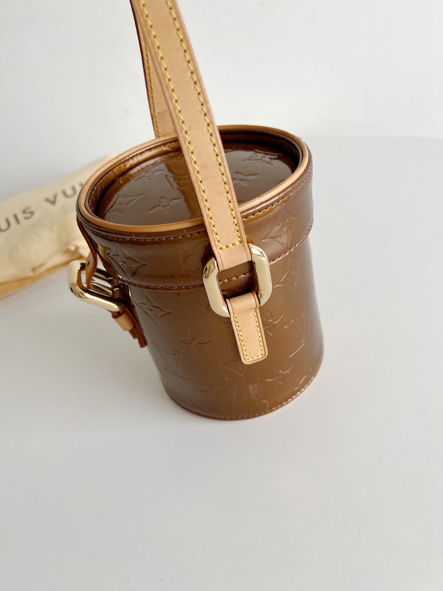 LOUIS VUITTON <br> Crossbody Bag