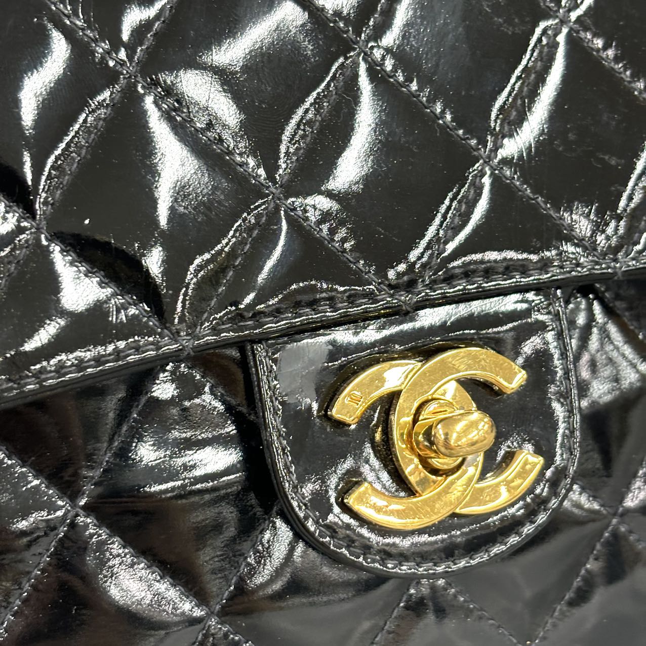 CHANEL<br> Mini-Schultertasche aus Matelassé-Lackkalbsleder mit Kette