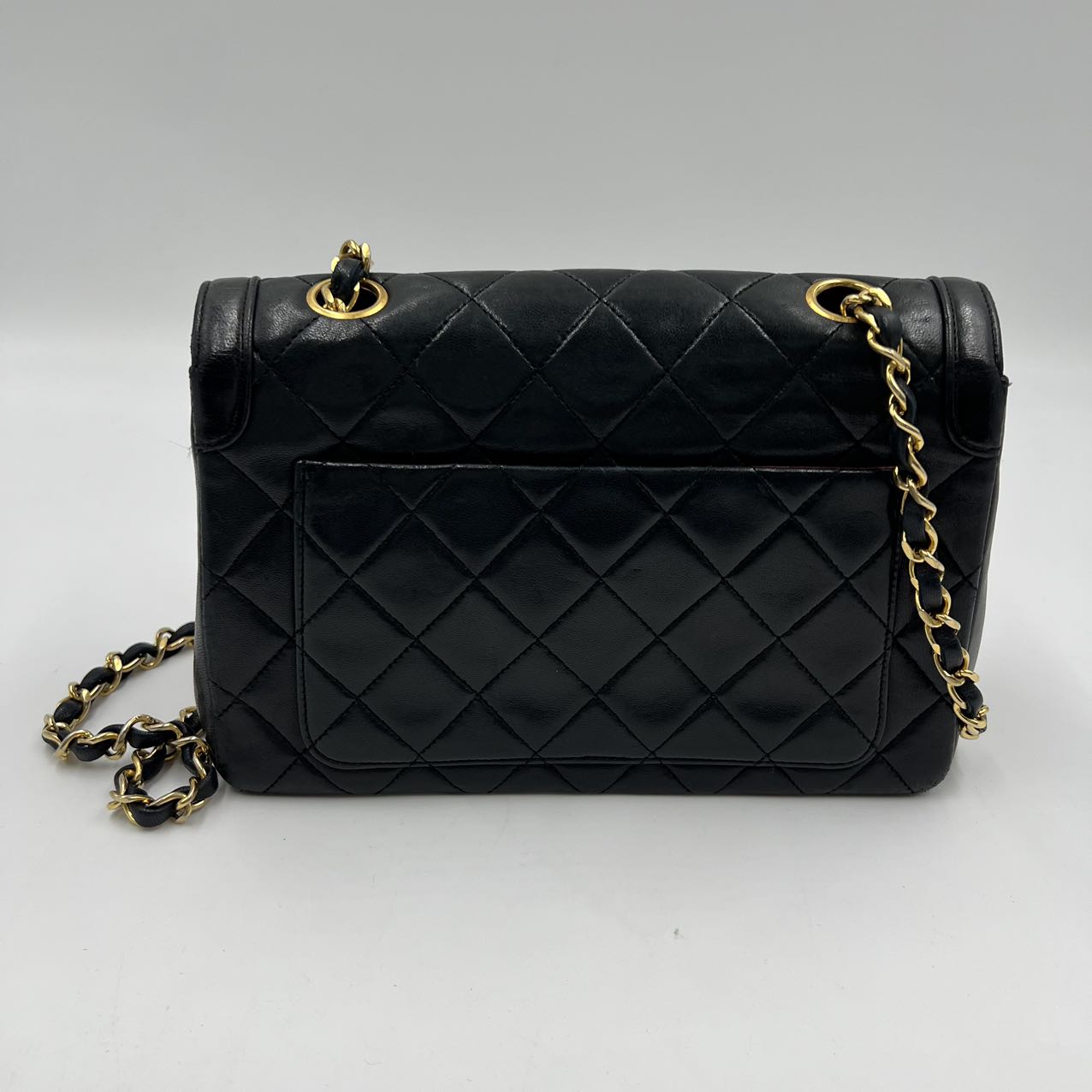 CHANEL<br> Matelassé-Umhängetasche mit Kette