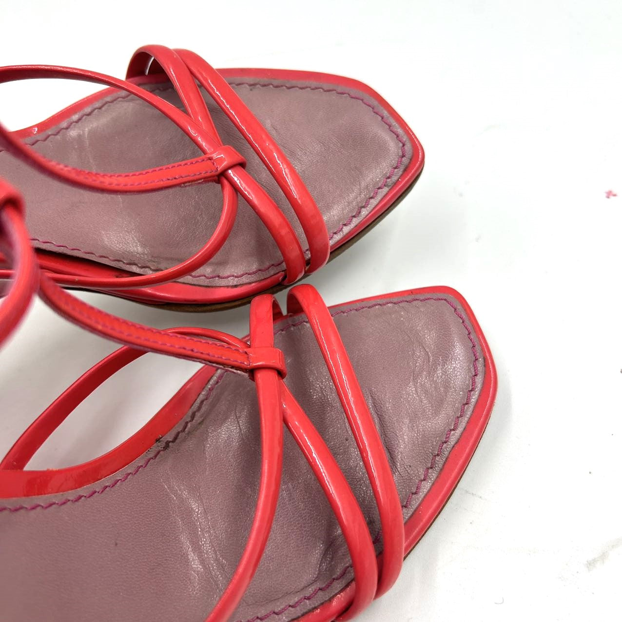 LOUIS VUITTON<br> Riemchensandalen aus Lackleder mit Keilabsatz