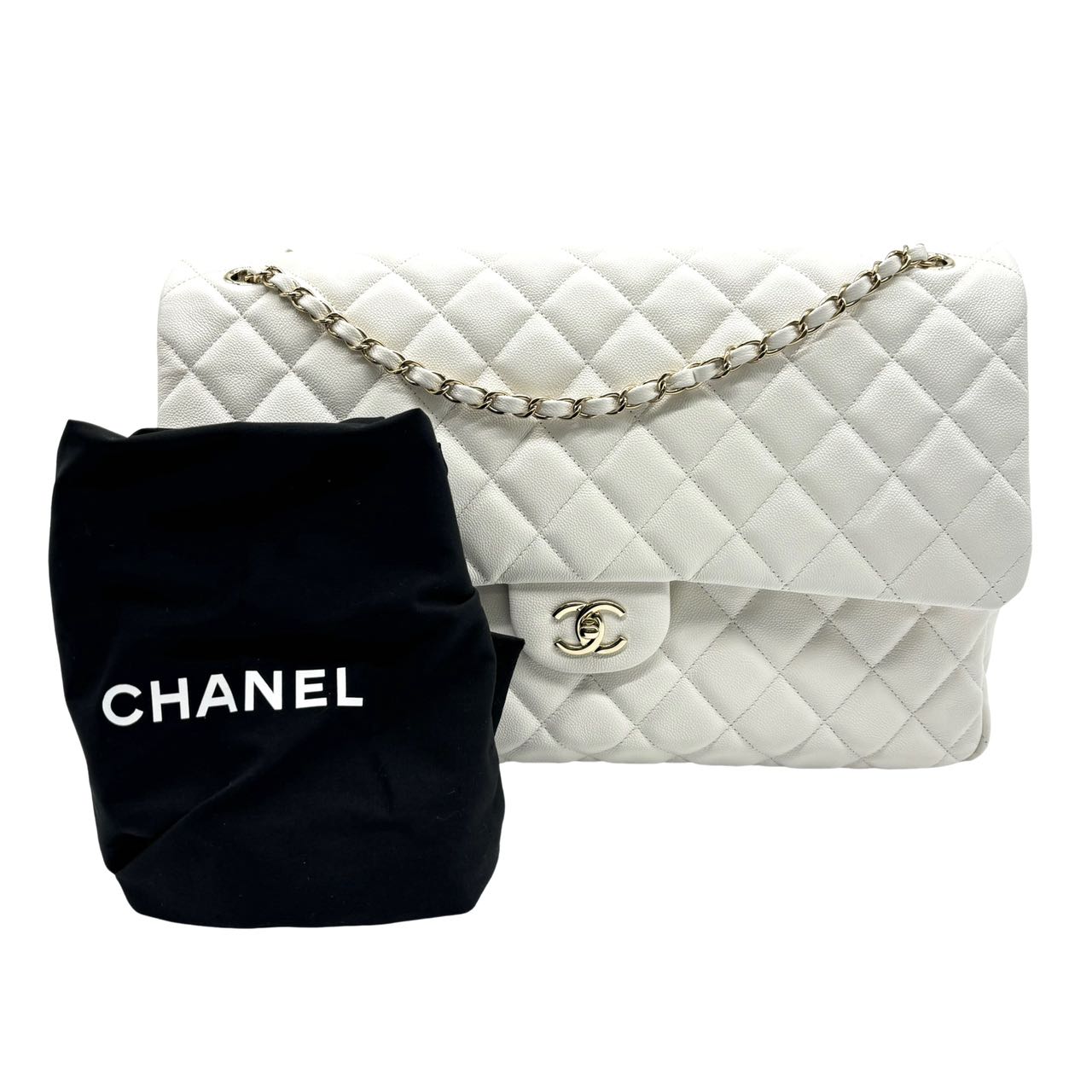 CHANEL<br> Sac à rabat simple géant en peau de caviar