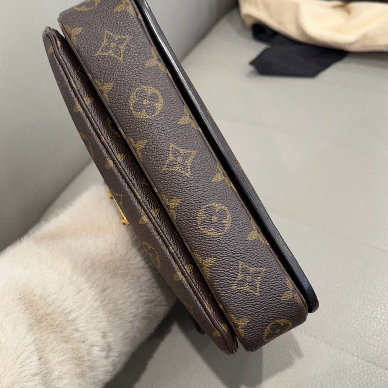 LOUIS VUITTON<br>Shoulder Bag