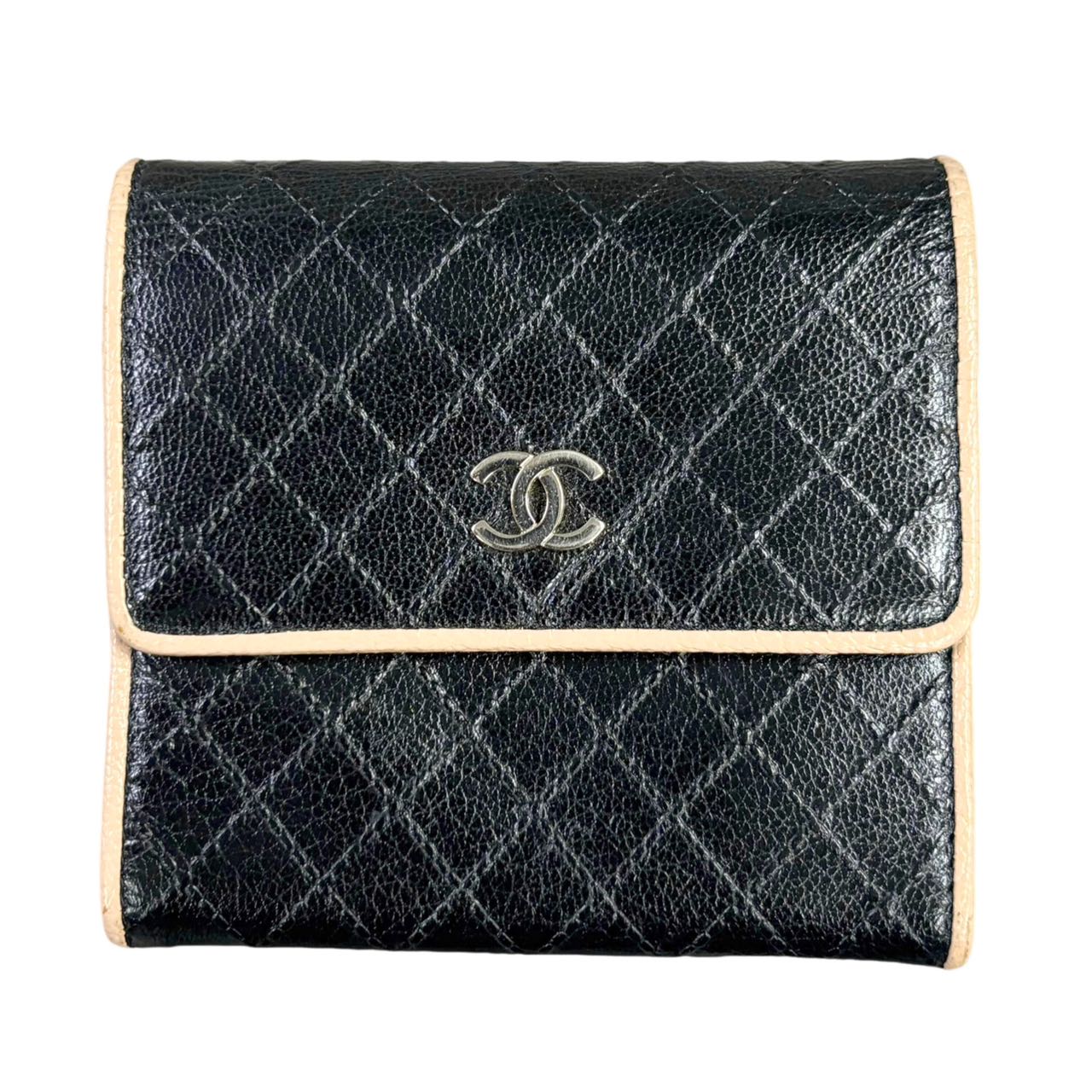 CHANEL<br> Portefeuille à trois volets CC en cuir matelassé