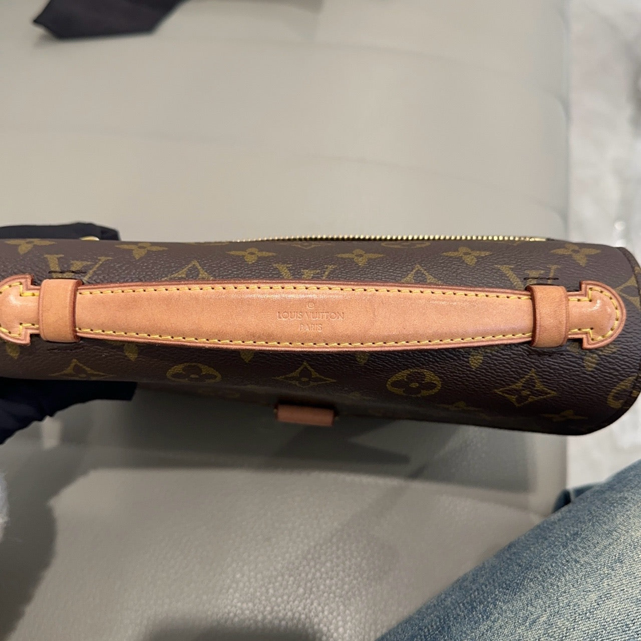 LOUIS VUITTON<br>Shoulder Bag