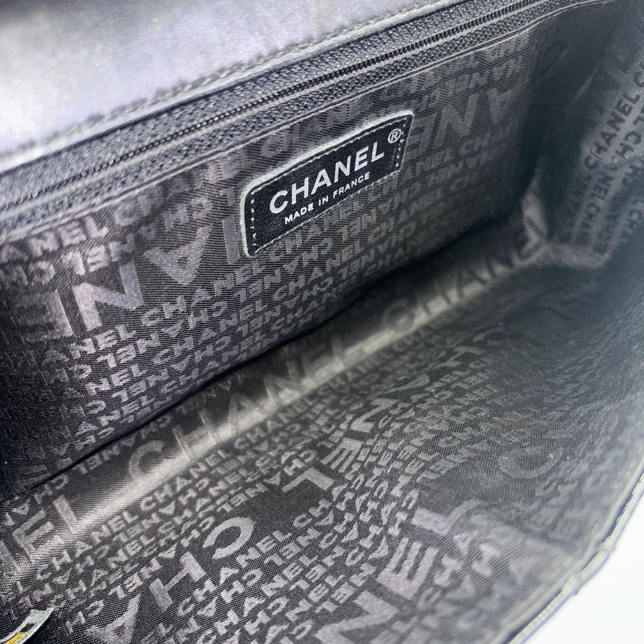 CHANEL<br> Sac à rabat verni avec chaîne