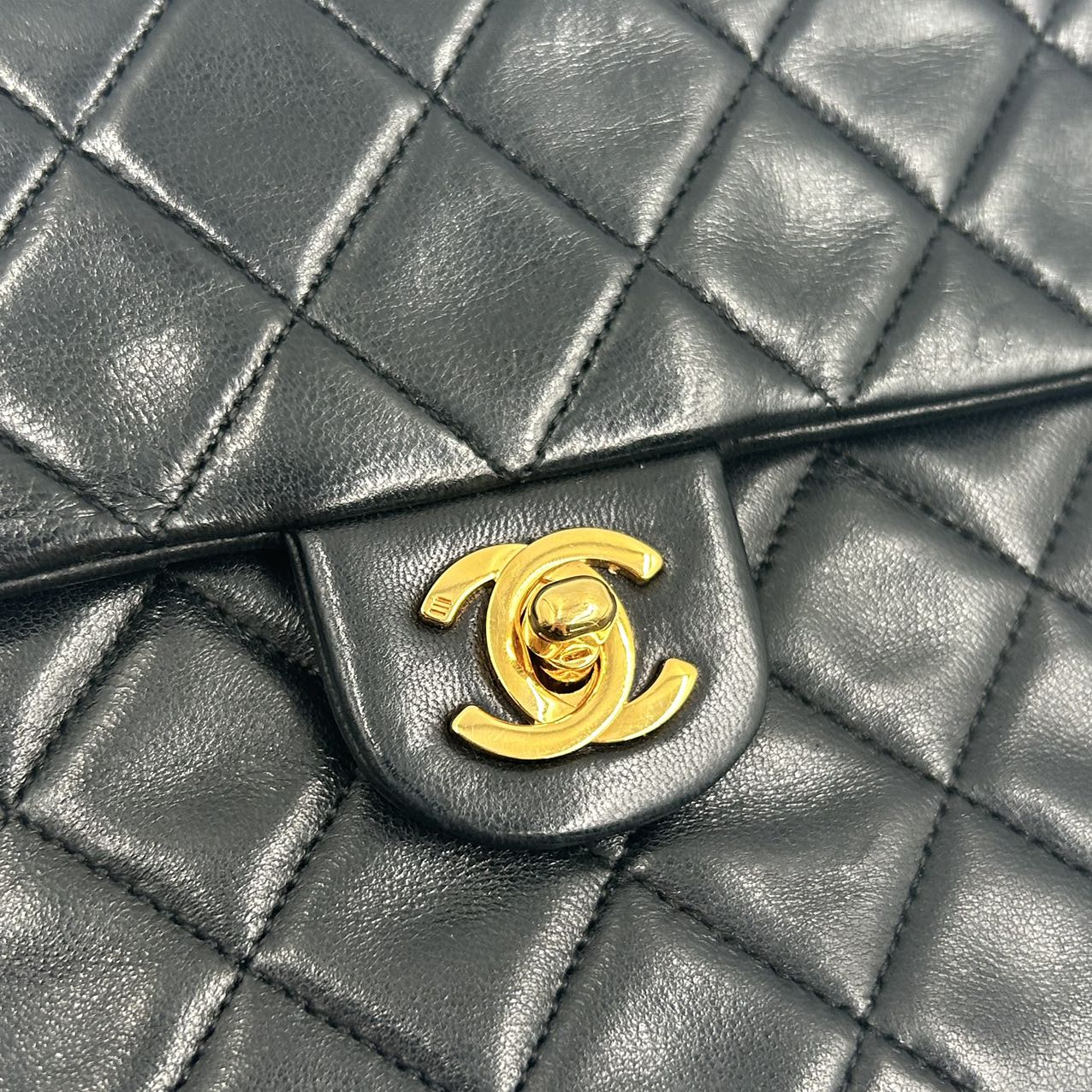 CHANEL<br> Matelassé Mini 20 Schultertasche mit Kette