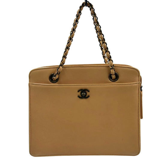 CHANEL<br> Schultertasche aus Leder mit Kette