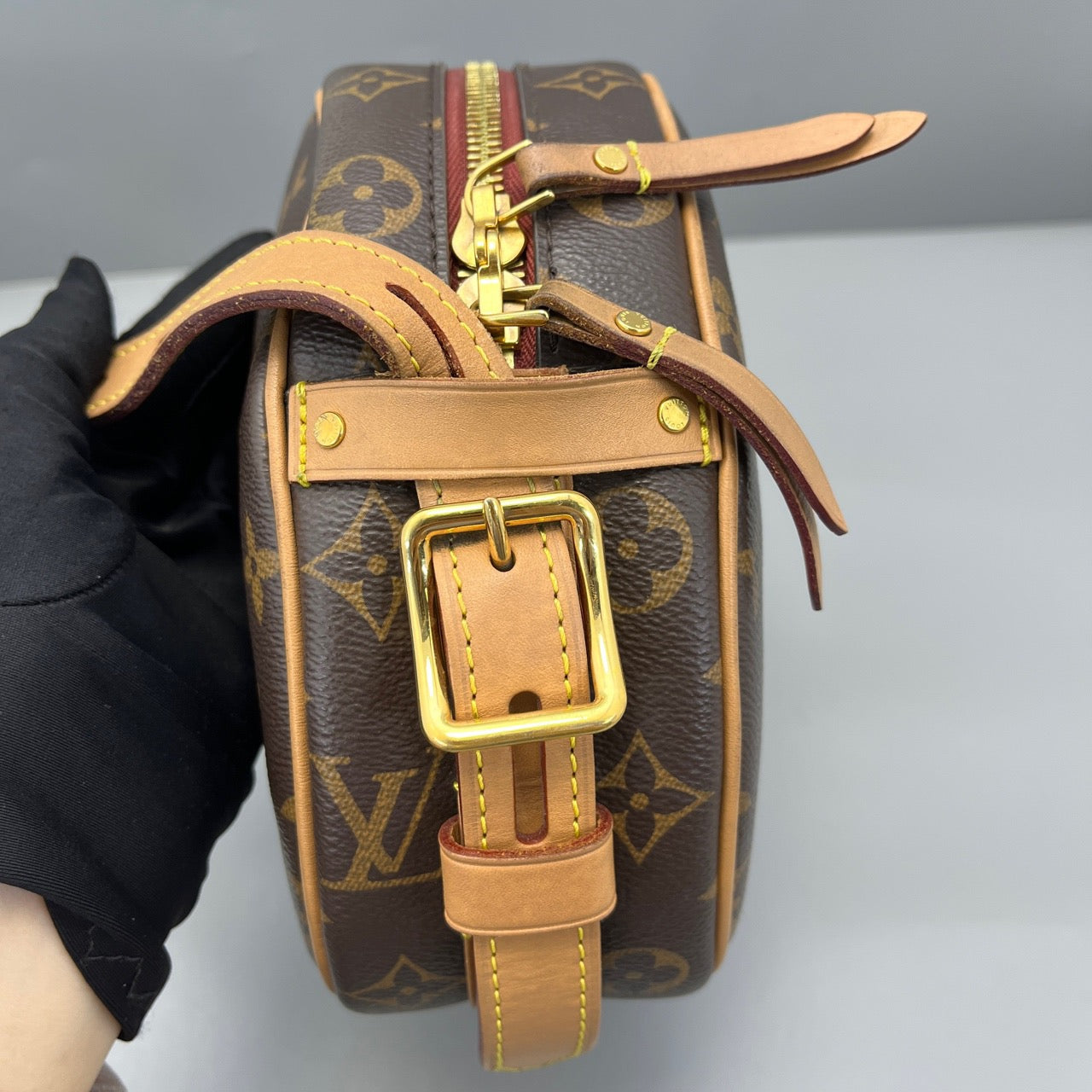 LOUIS VUITTON<br>Shoulder Bag