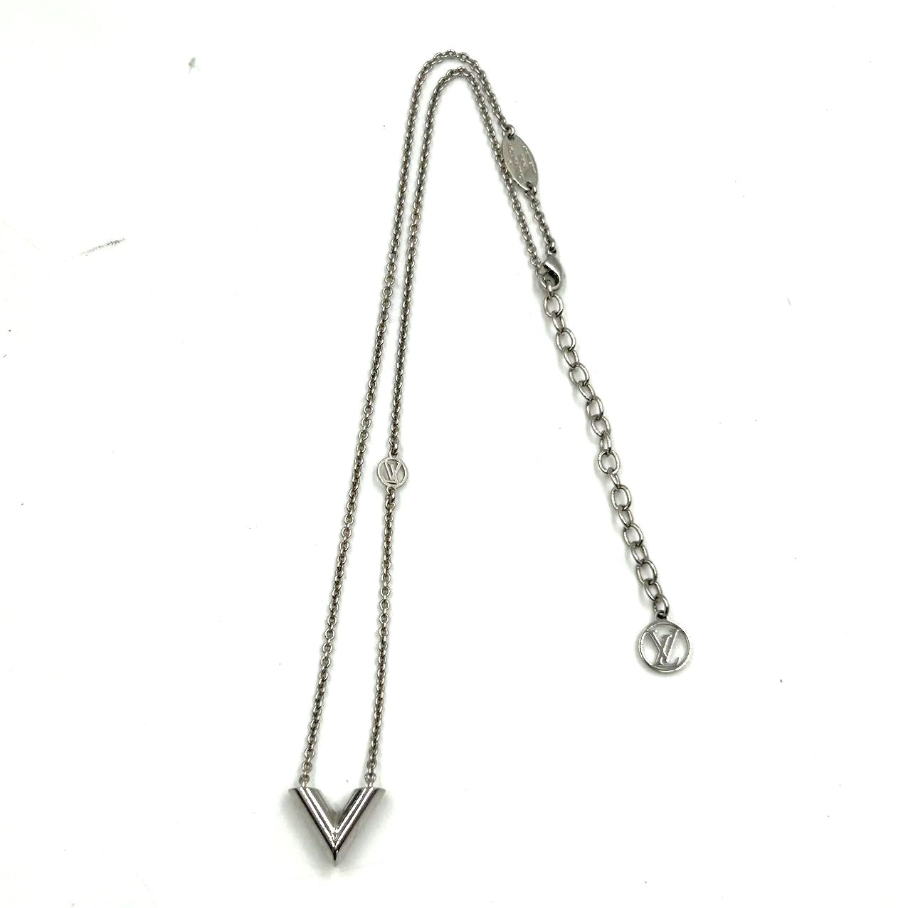 LOUIS VUITTON <br>Essential V Necklace