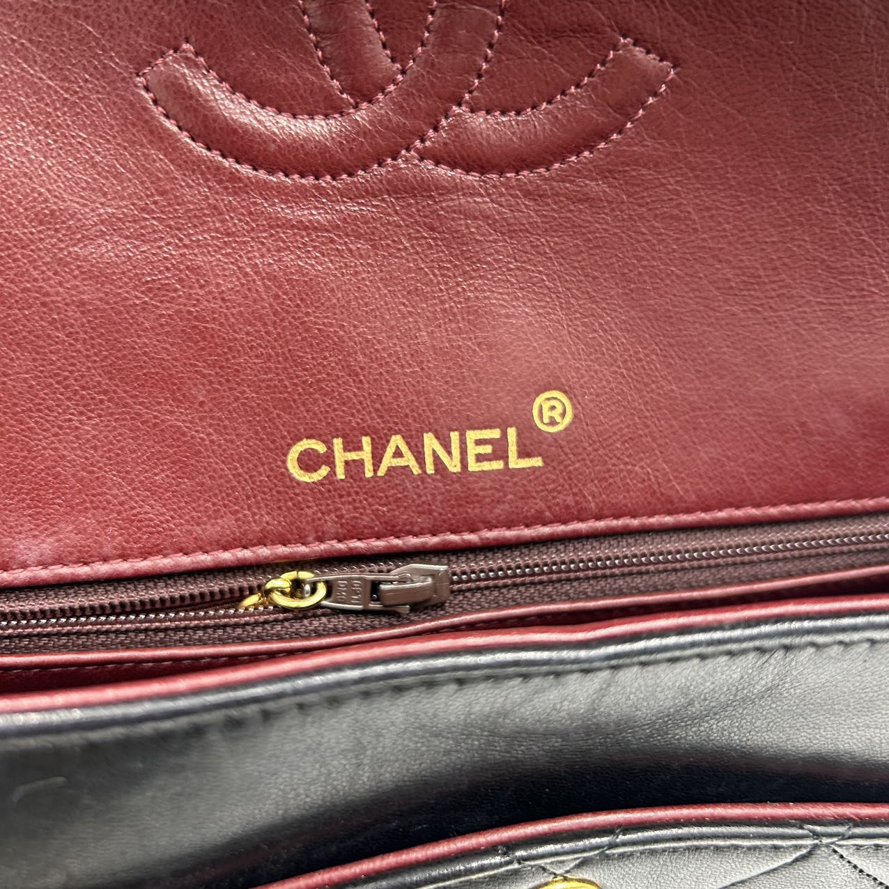 CHANEL<br> Schultertasche aus Matelassé mit doppelter Klappe und Kette