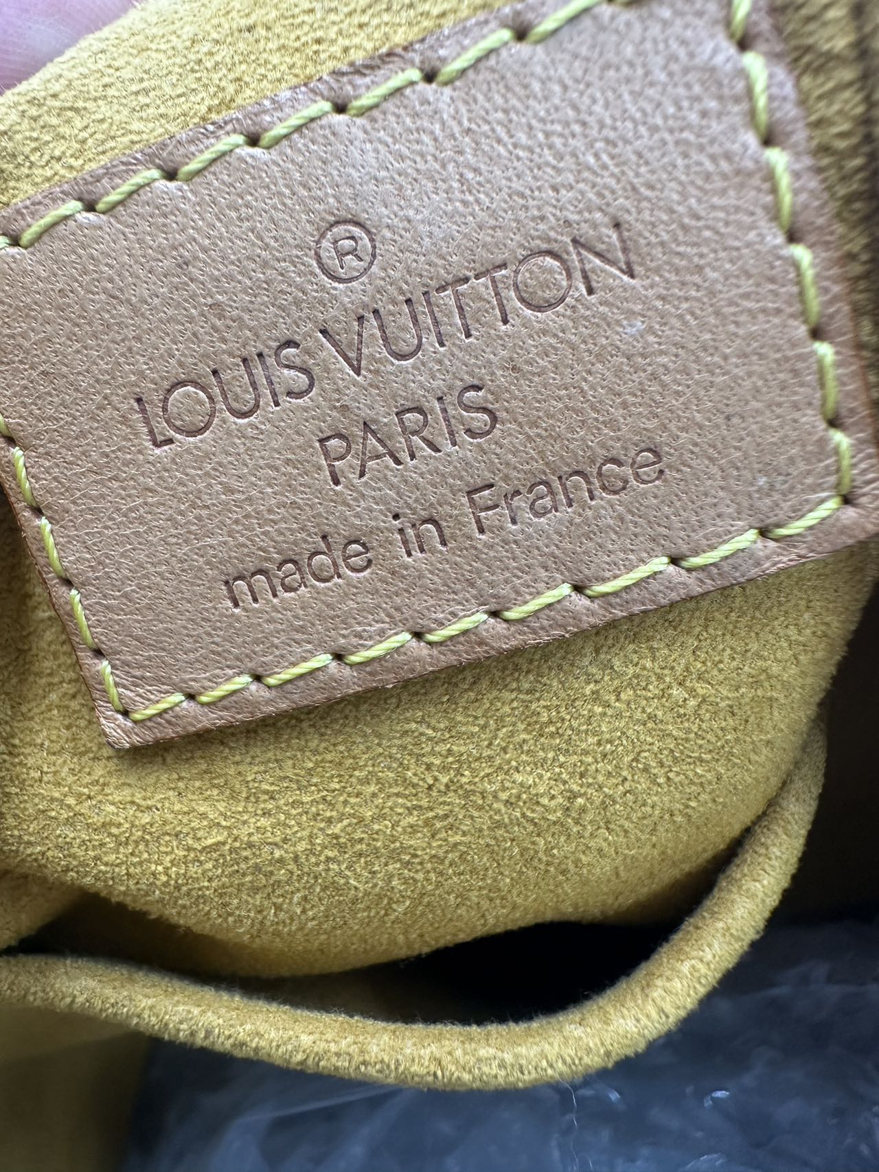 LOUIS VUITTON<br> Baggy GM-Tasche aus Denim mit langem Riemen und Monogramm