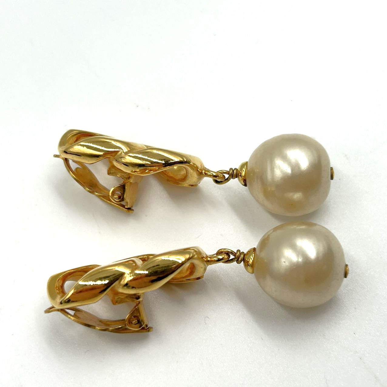 CHANEL<br>Chain Pearl Dangling Earrings