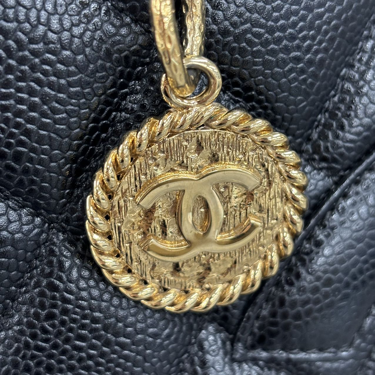 CHANEL<br> Sac fourre-tout médaillon