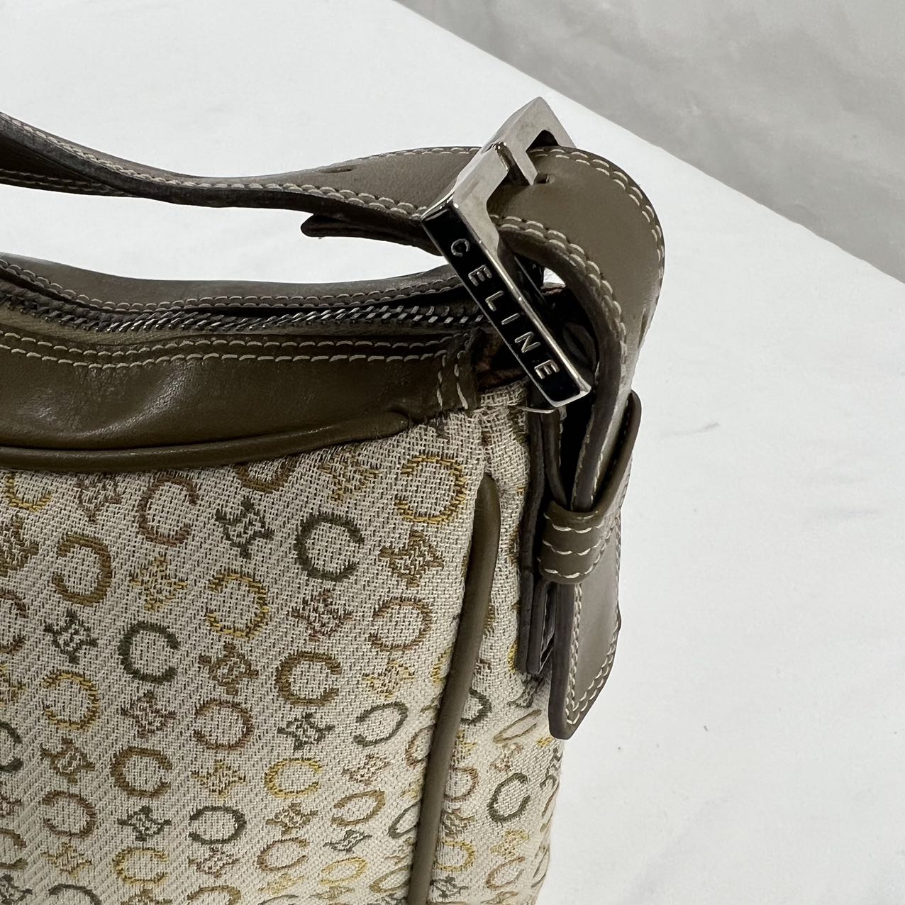 CELINE<br> Umhängetasche aus Macadam-Canvas in Khaki