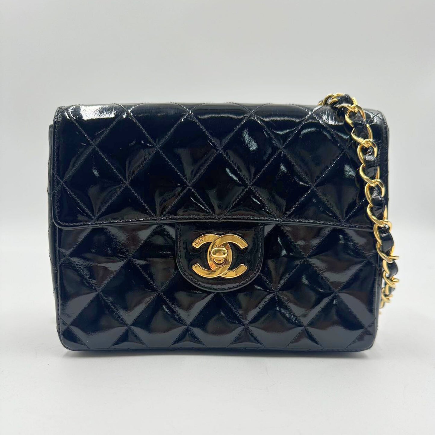 CHANEL<br> Matelassé Mini-Schultertasche mit Kette