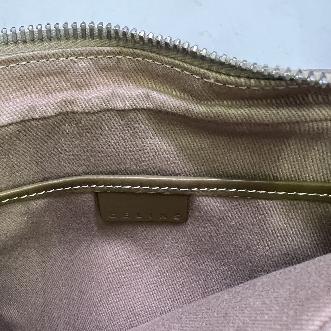 CELINE<br> Umhängetasche aus Macadam-Canvas in Khaki