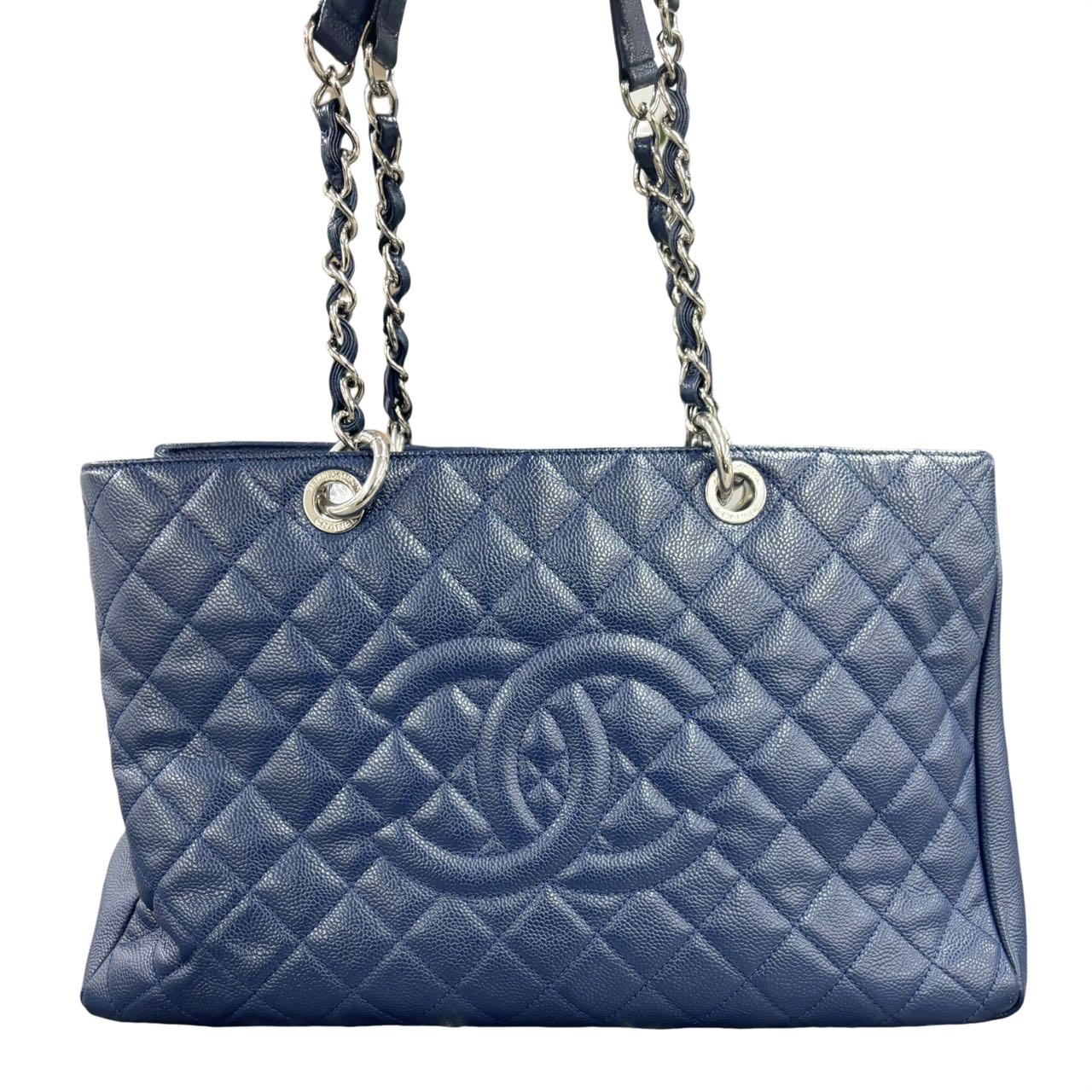 CHANEL<br> Sac à bandoulière en peau de caviar GST