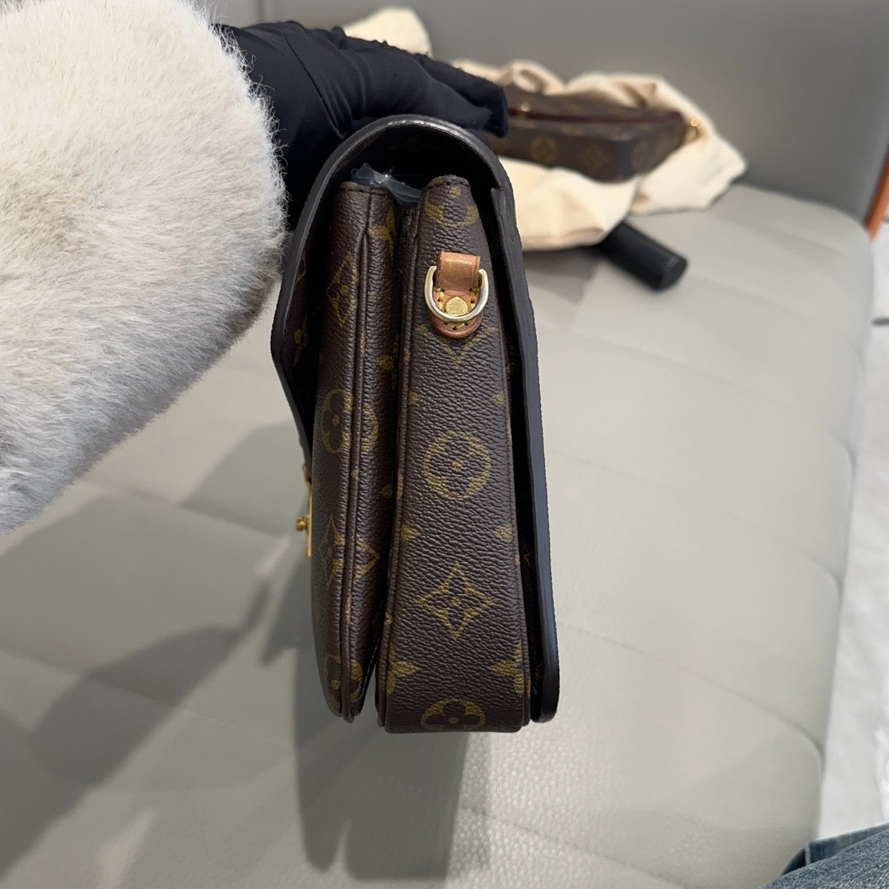 LOUIS VUITTON<br>Shoulder Bag