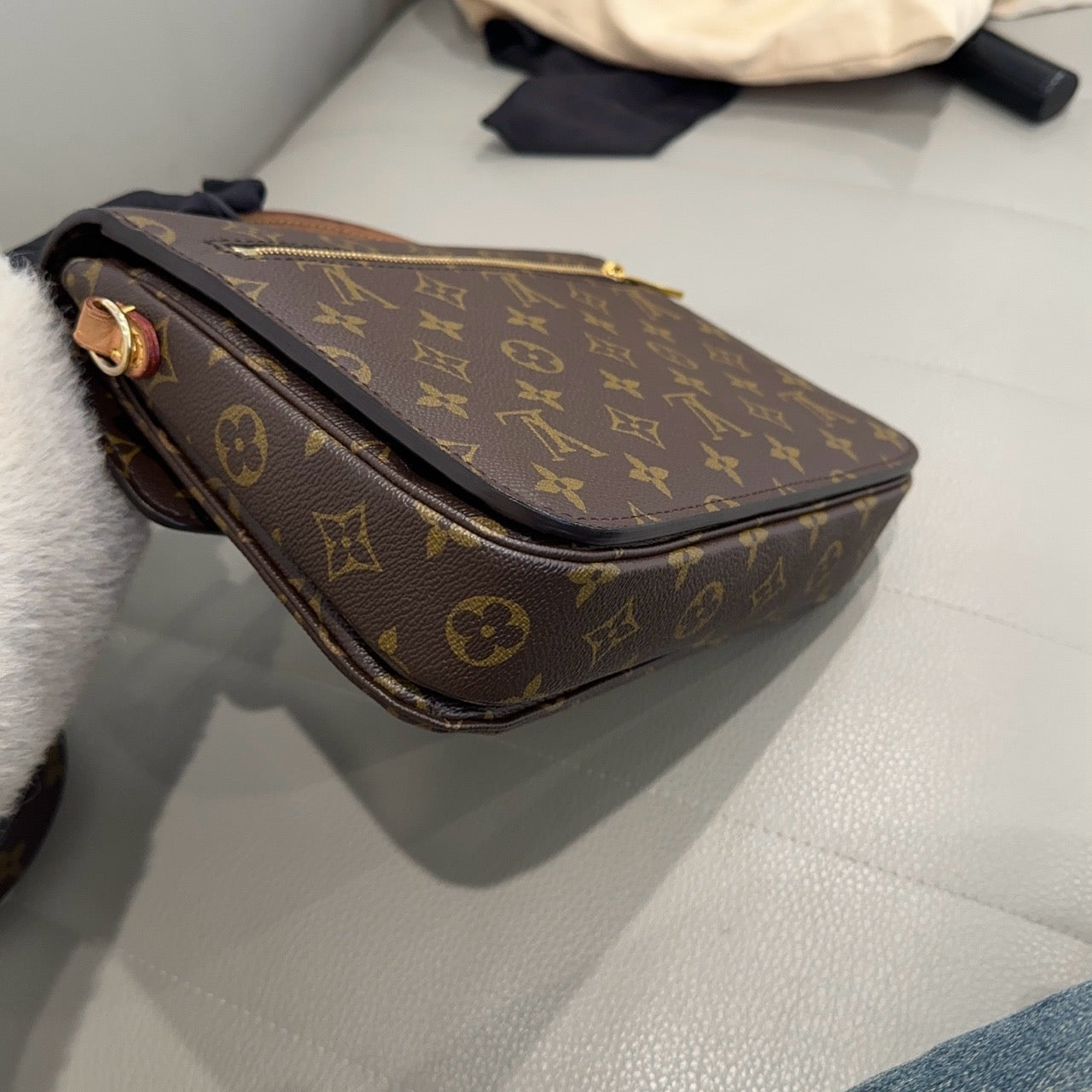 LOUIS VUITTON<br>Shoulder Bag