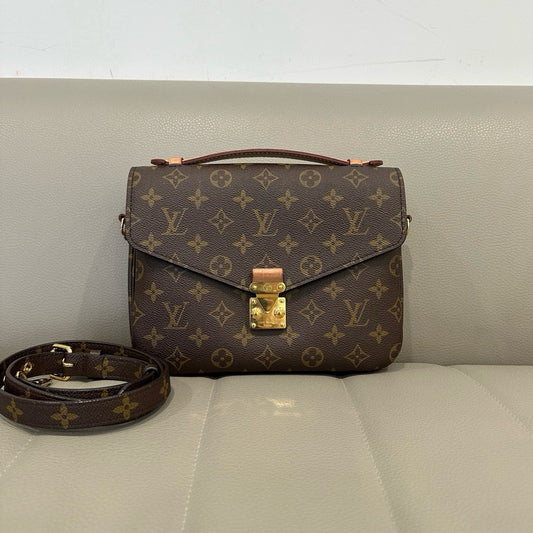 LOUIS VUITTON<br>Shoulder Bag