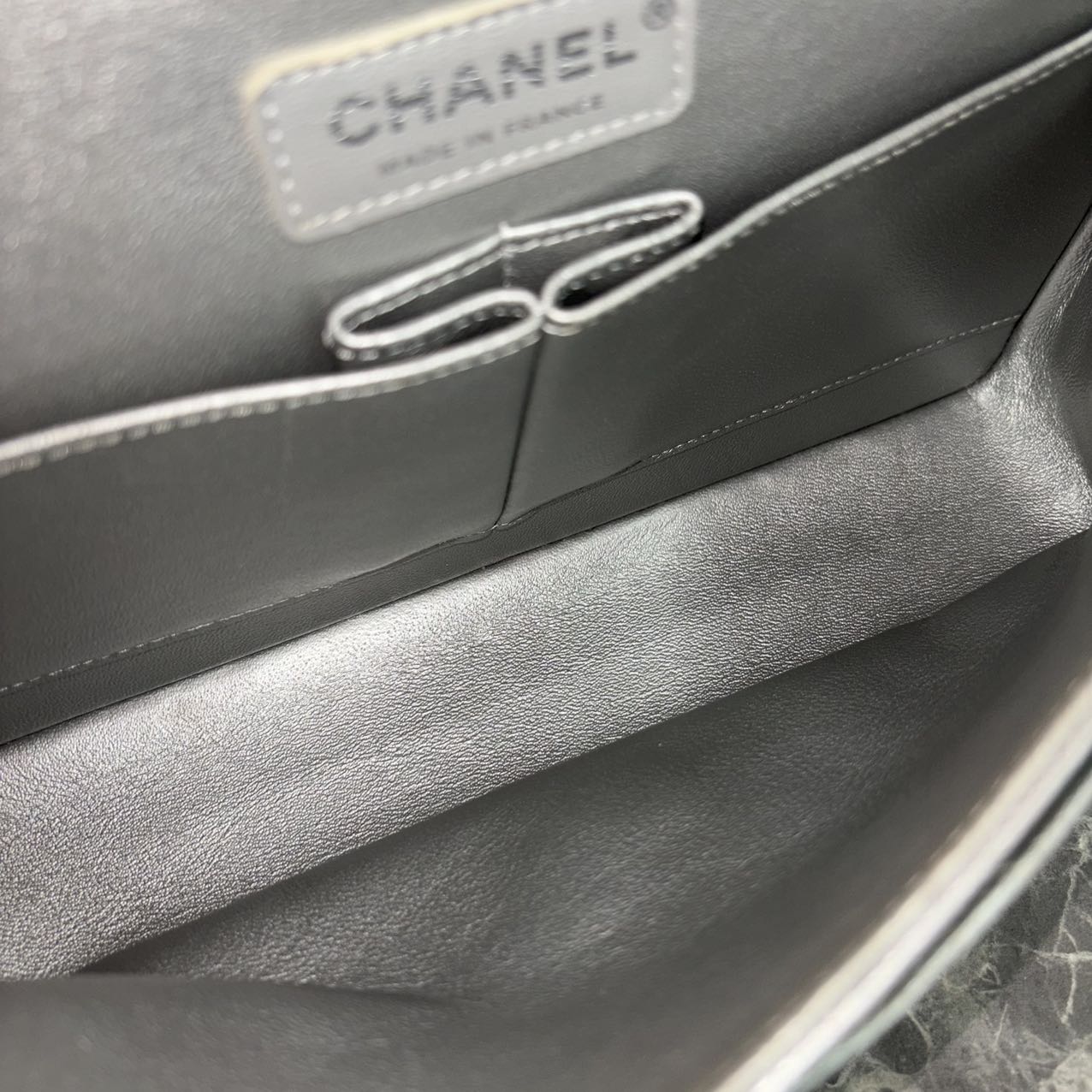 CHANEL<br> Matelassé-Schultertasche mit doppelter Klappe und Kette