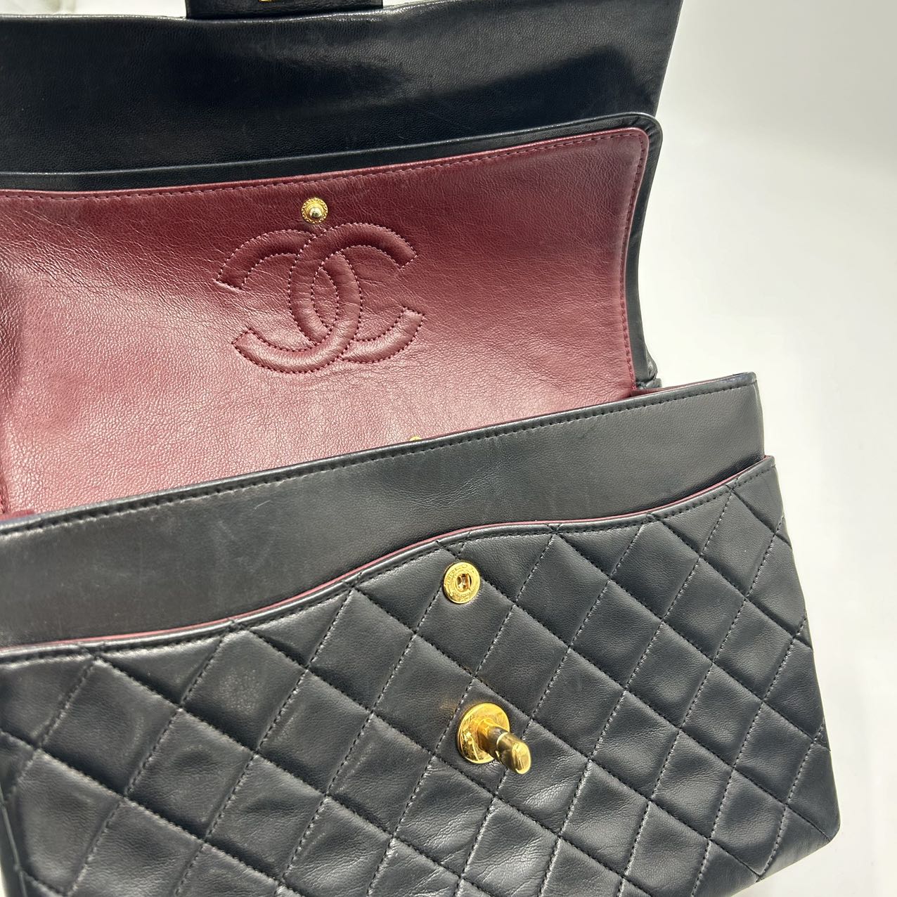 CHANEL<br> Schultertasche aus Matelassé mit doppelter Klappe und Kette