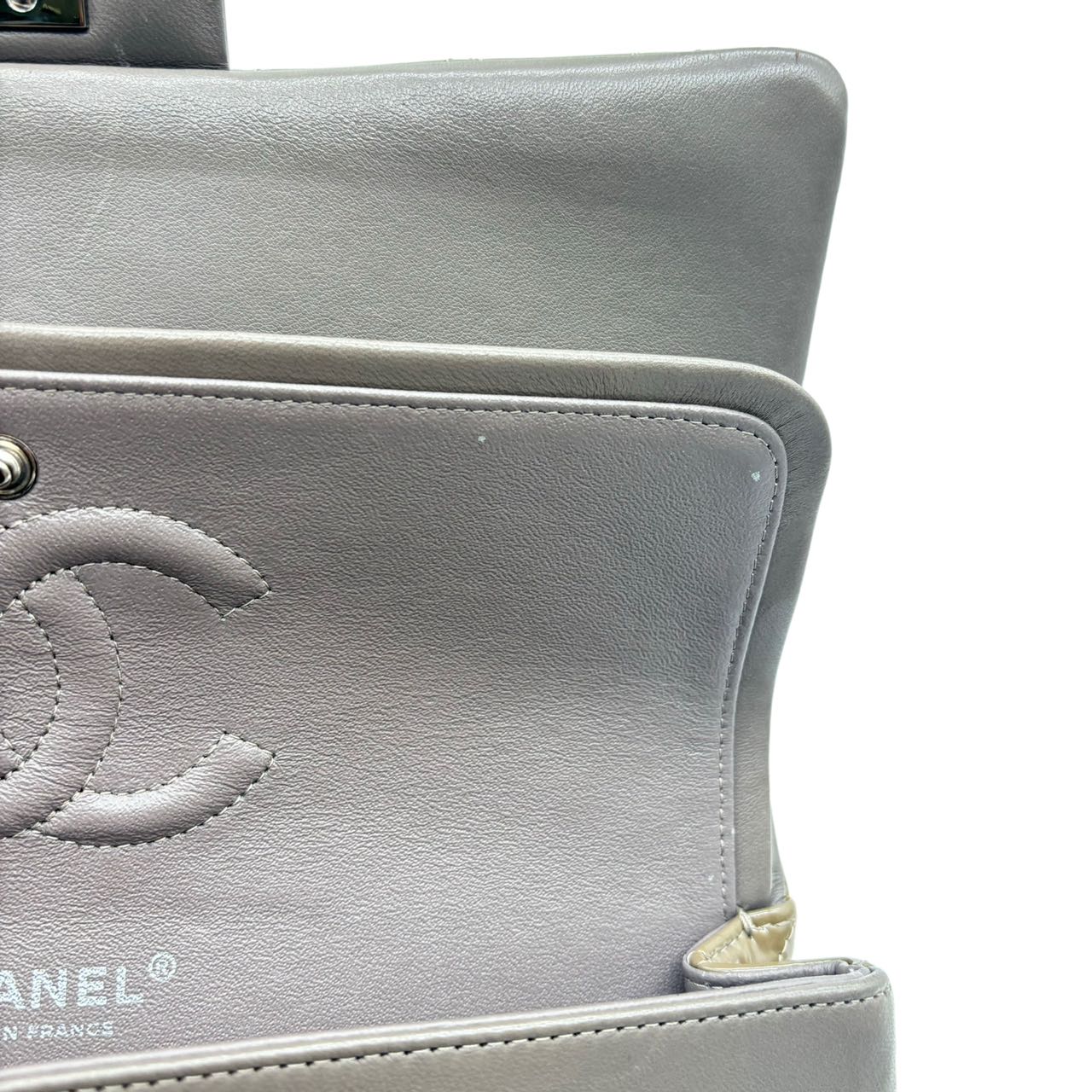 CHANEL<br> Sac à bandoulière en cuir verni à double rabat avec chaîne