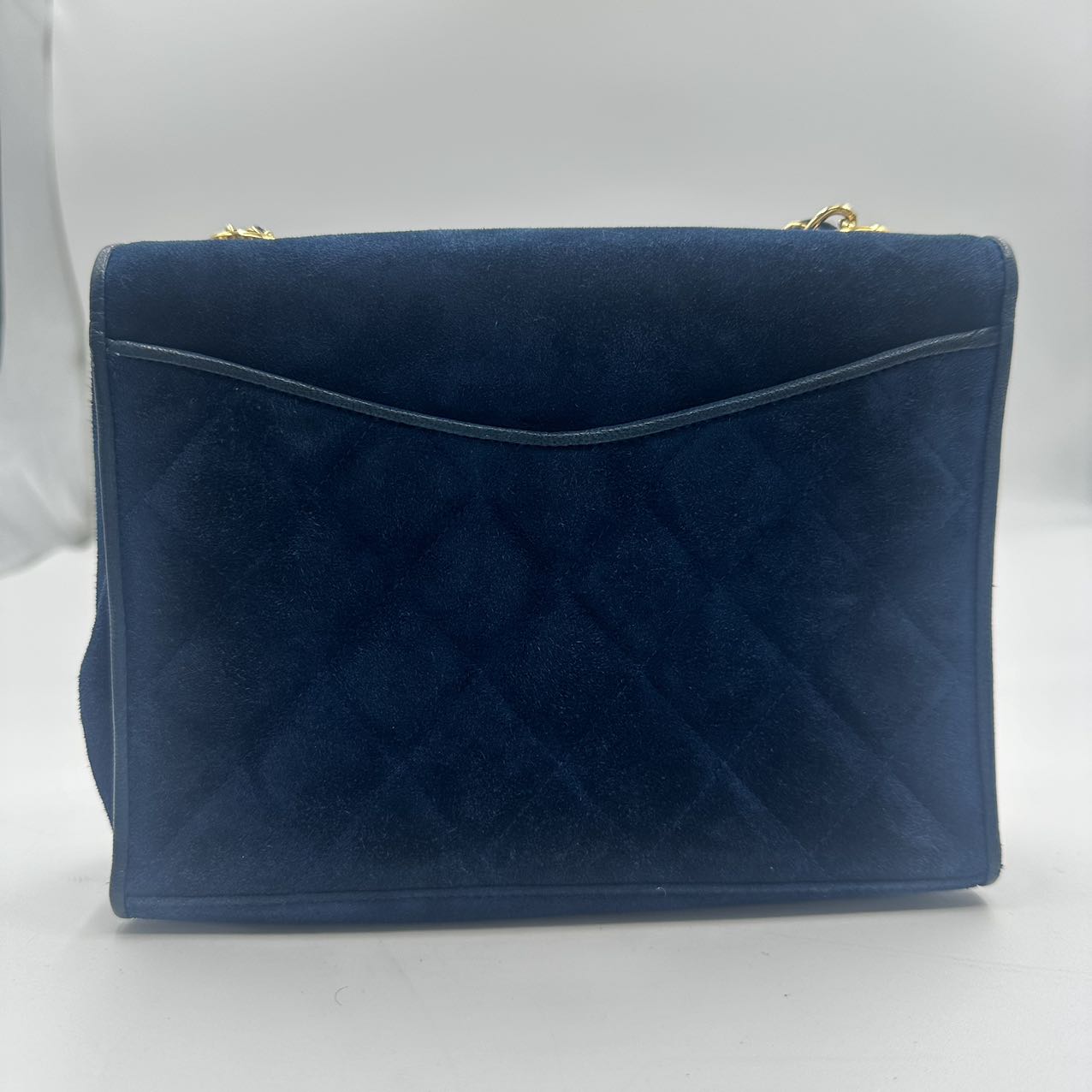 CHANEL<br> Schultertasche aus Matelassé-Wildleder mit Kette