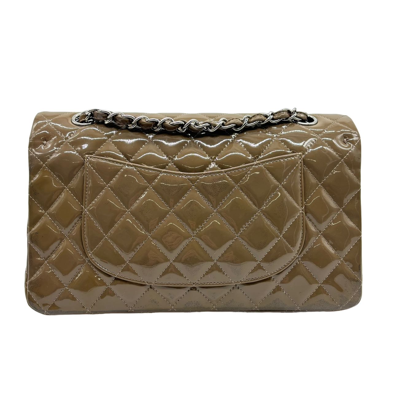 CHANEL<br> Sac à bandoulière en cuir verni à double rabat avec chaîne