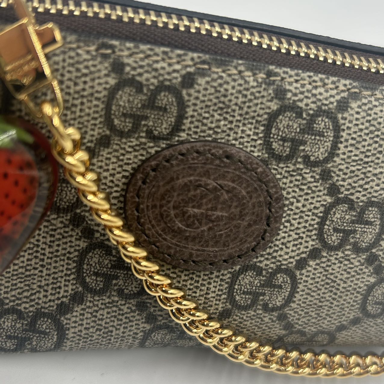 GUCCI<br>GG Supreme Monogram Strawberry  Pouch