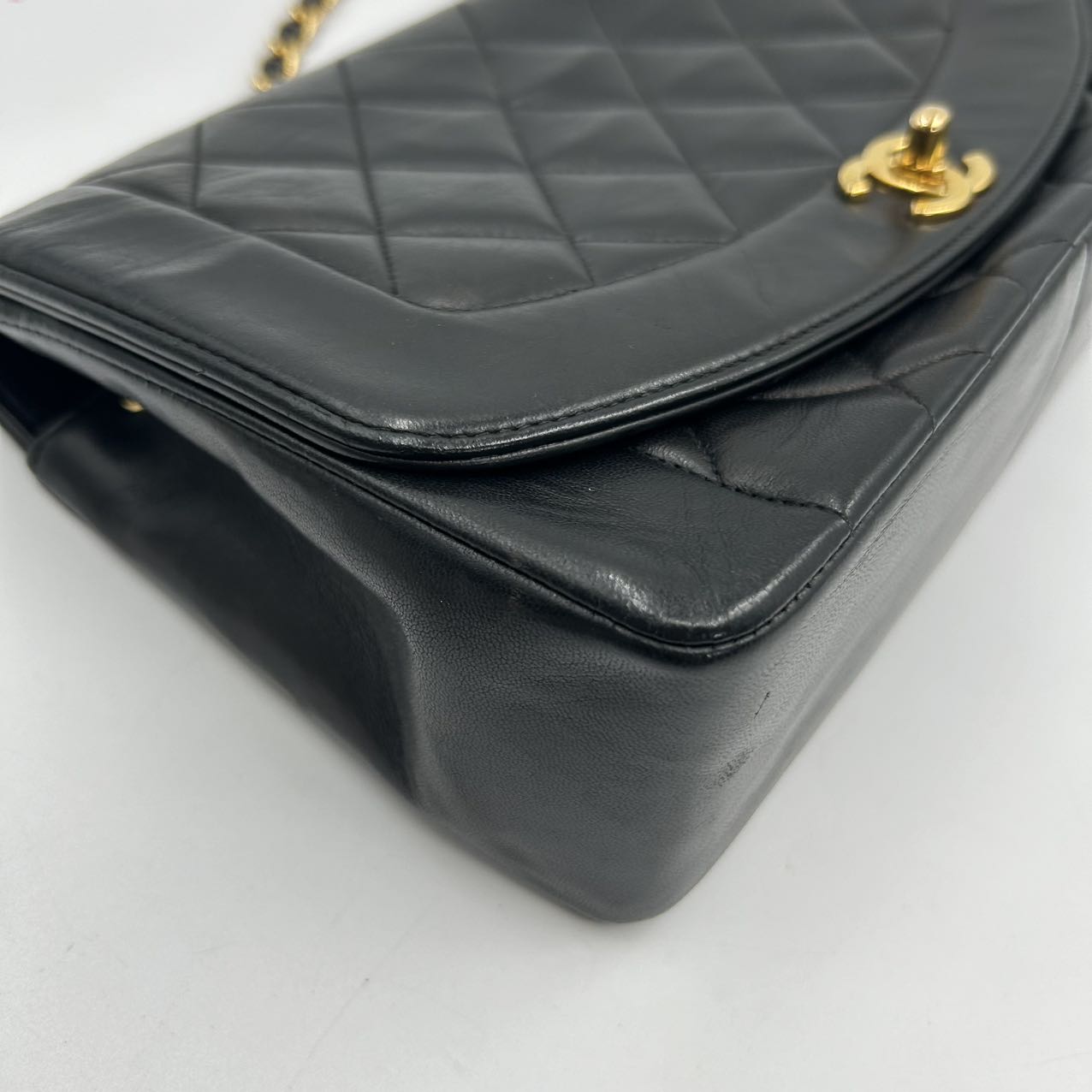 CHANEL<br> Schultertasche aus Matelassé mit doppelter Klappe und Kette