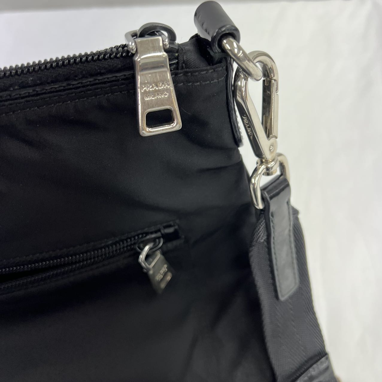 PRADA<br> Schultertasche aus Nylon mit Logo