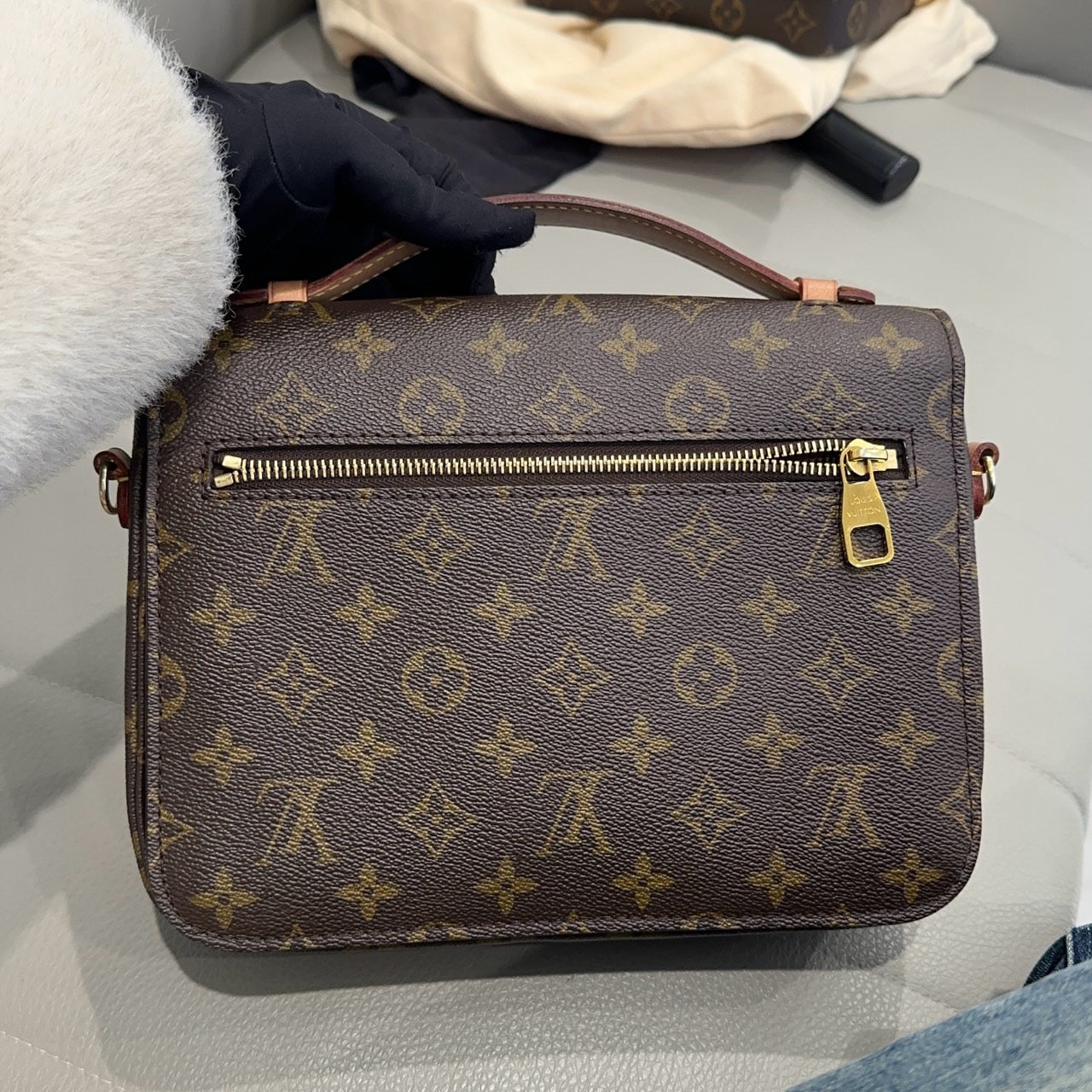 LOUIS VUITTON<br>Shoulder Bag