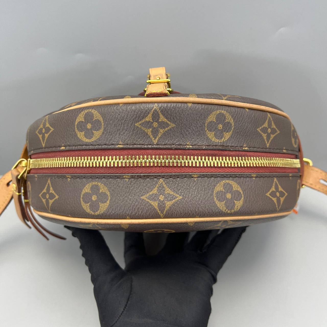 LOUIS VUITTON<br>Shoulder Bag